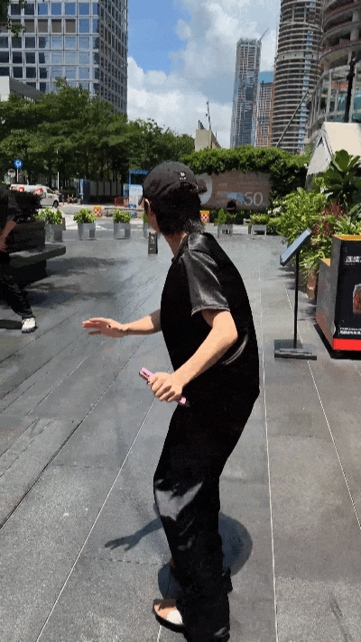 偶遇周震南跳广场舞周震南悄咪咪的跳广场舞现在全深圳都在偶遇周震南是吗？从地铁大屏