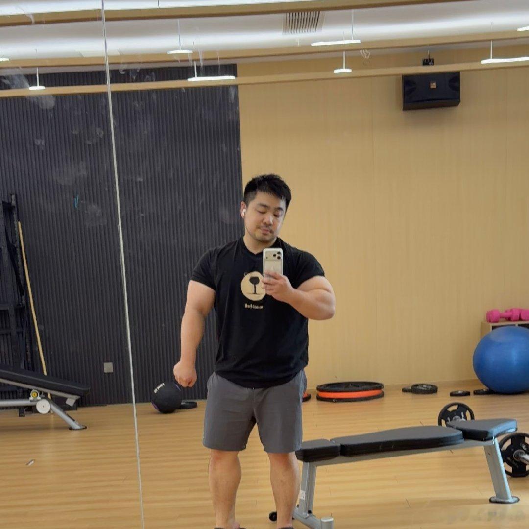 剃胡子胡渣飞到眼睛里了
