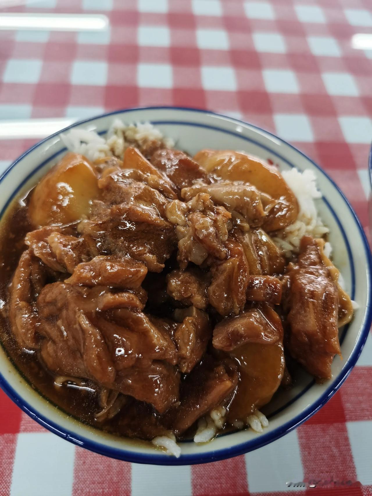 今日餐桌美食分享济南崇华路上大块牛肉饭，牛肉饭+丸子汤，大块牛肉吃着香，又过瘾，