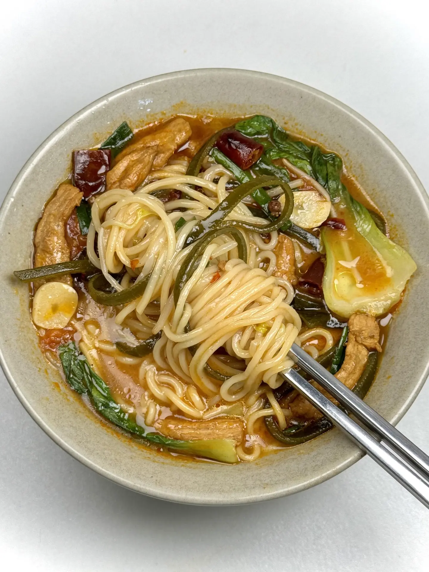 这样一碗面真的太满足了。食材： 面条！海带！青菜|瘦肉|豆芽|番茄|葱...