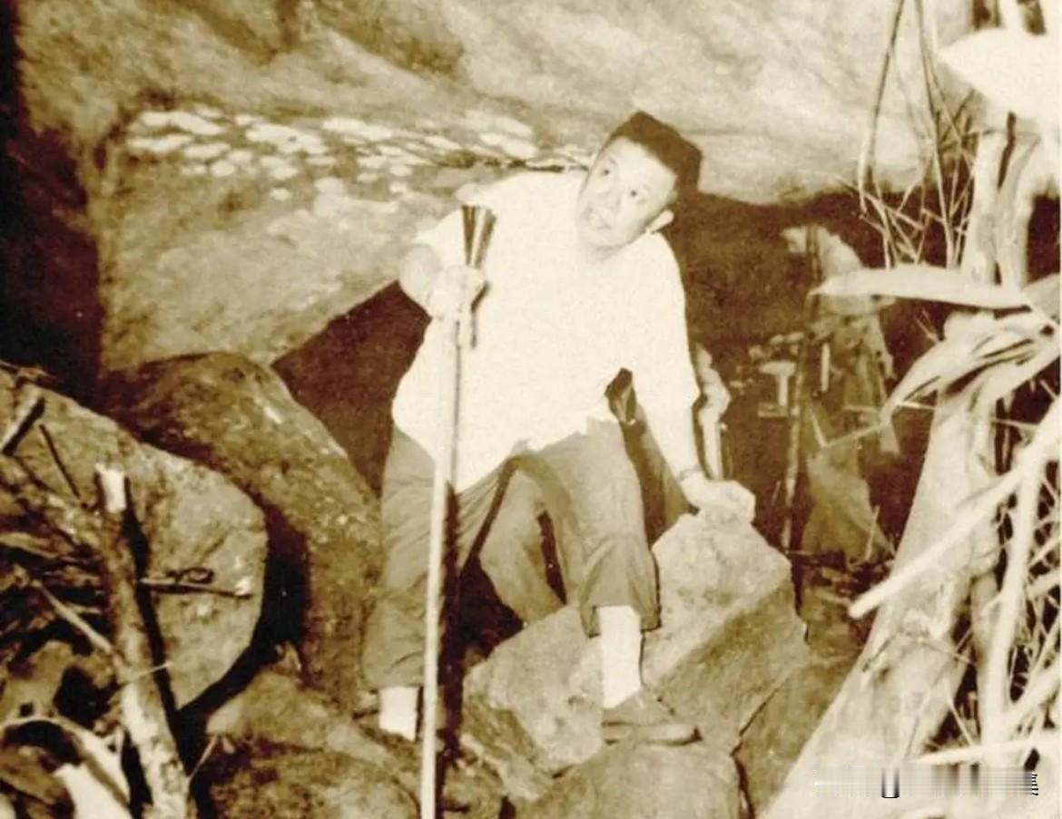 1969年深秋，开国中将张翼翔在贺兰山下深入导弹发射井勘察的场景。张翼翔于196