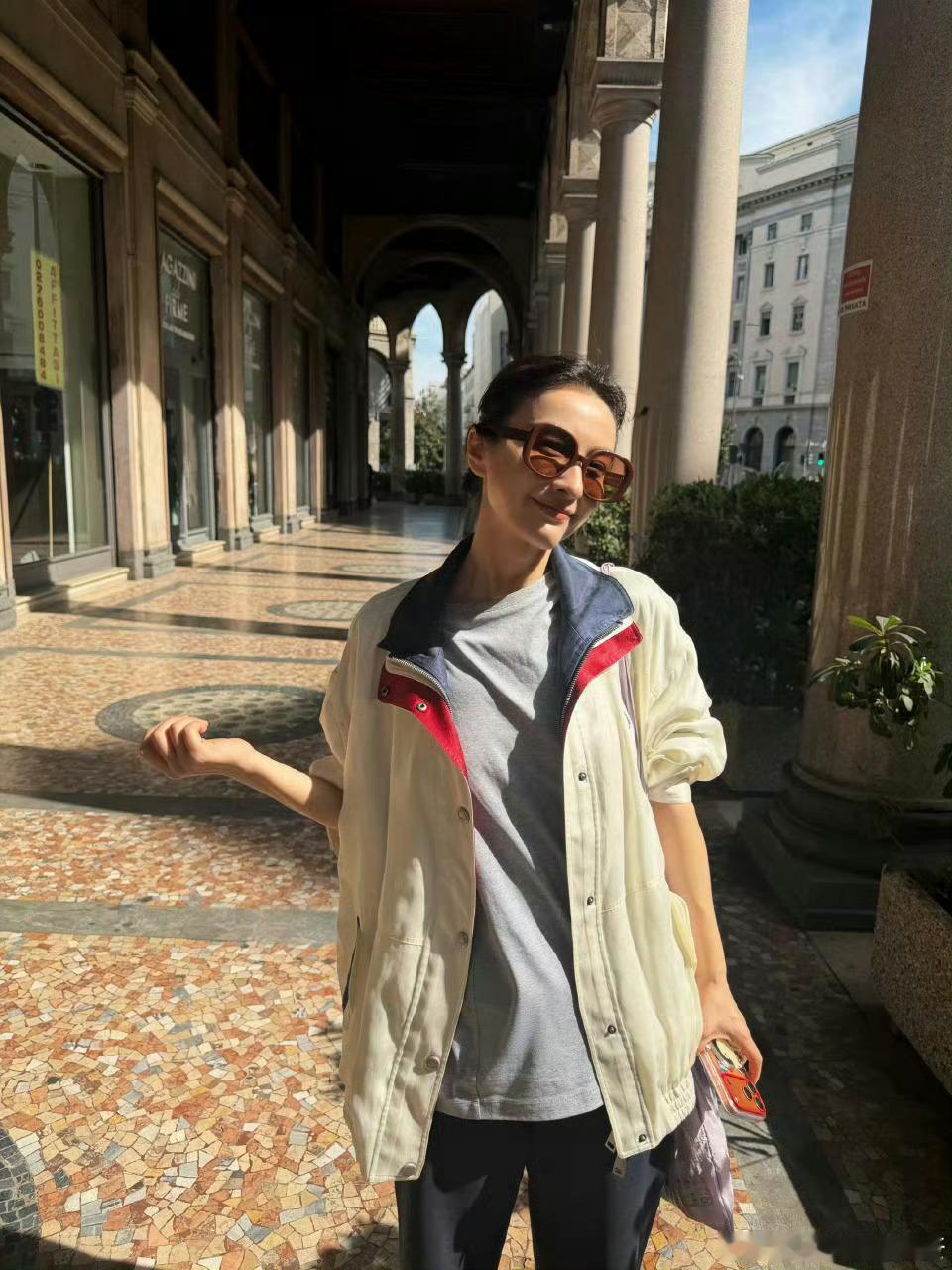 吴昕到米兰了吴昕落地就报备吴昕抵达米兰开启时装周之旅！机场路透氛围感绝佳，简约穿
