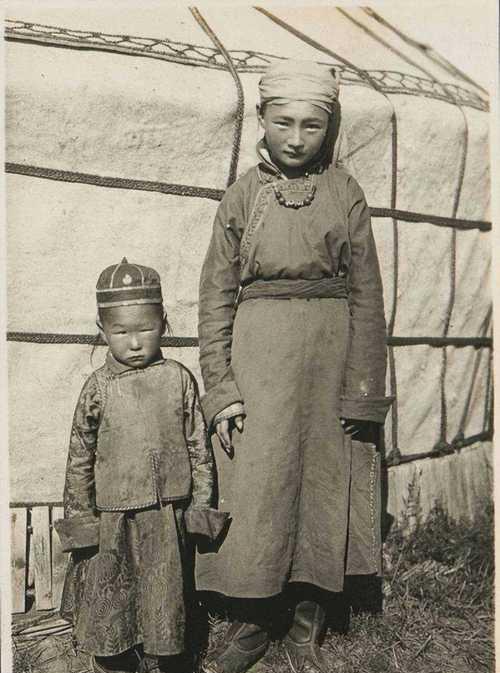 1938年，苏联以残忍的方式处决了2万余名外蒙古高官显贵，其中包括蒙古王后吉尼皮