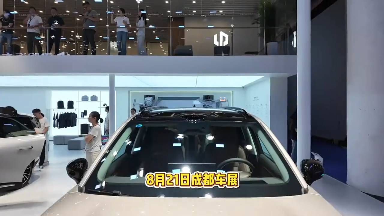零跑C16亮相蓉城：五座六座任你挑，30项升级诚意超3万