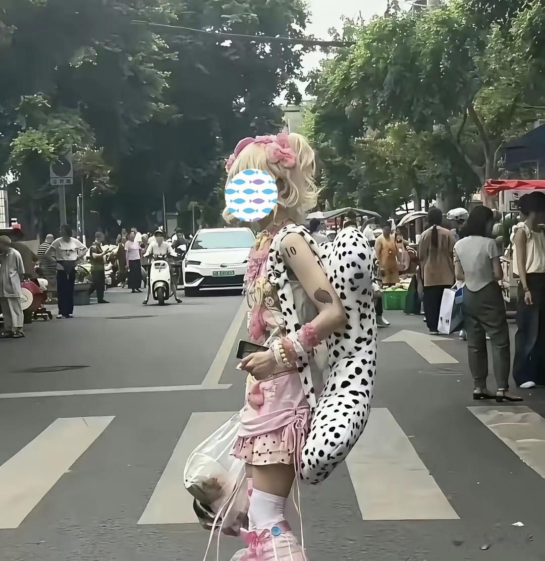 谁家的小仙女？父母看到孩子这身打扮能不发愁吗？

有的说，“父母是孩子的第一任老