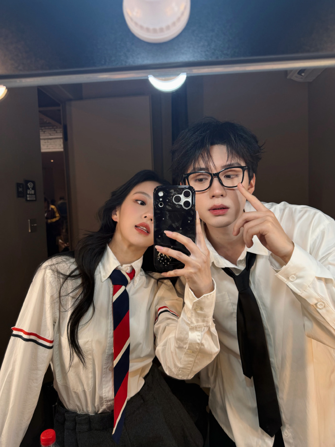 周翊然包上恩元宵合照 周翊然包上恩元宵节晒合照，豹豹猫猫我又爆裂的嗑到了…… 