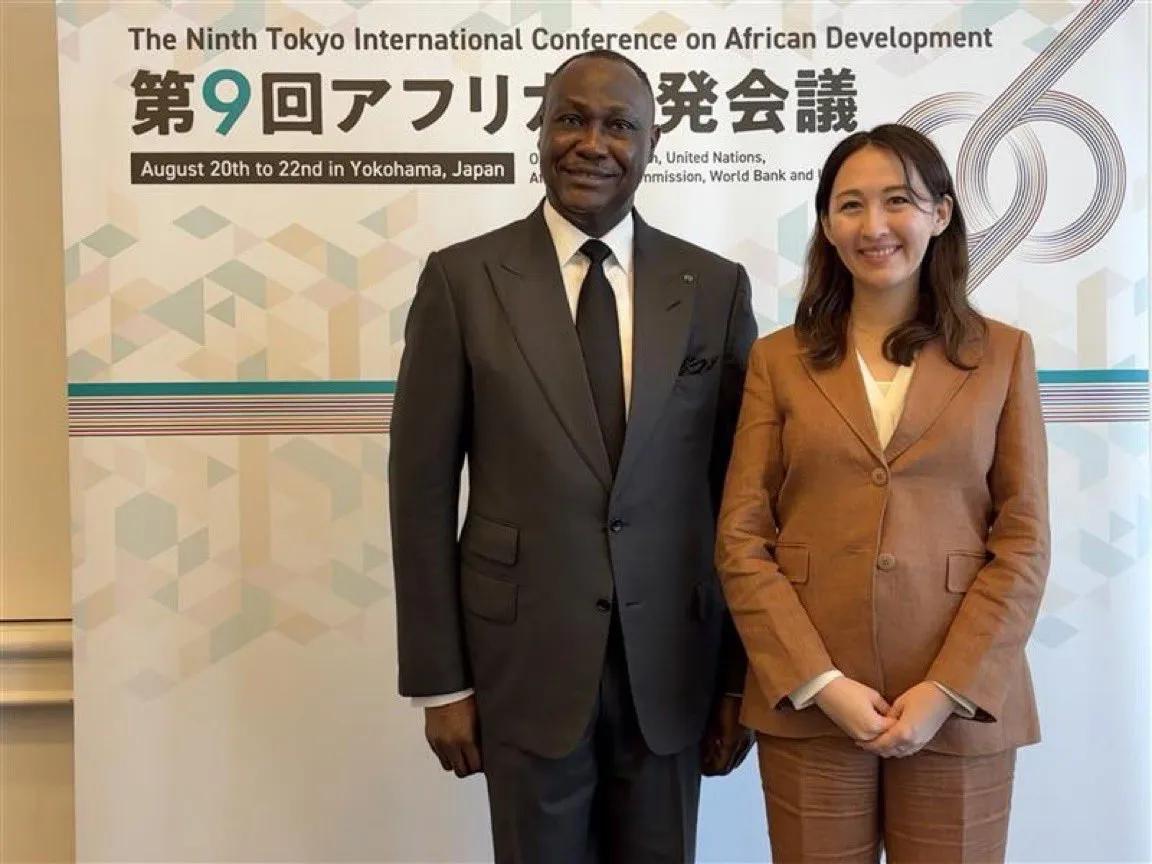 图中这位黑人是谁？你绝对想不到。他是现在的日本副外相，也就是外交部副部长。

别