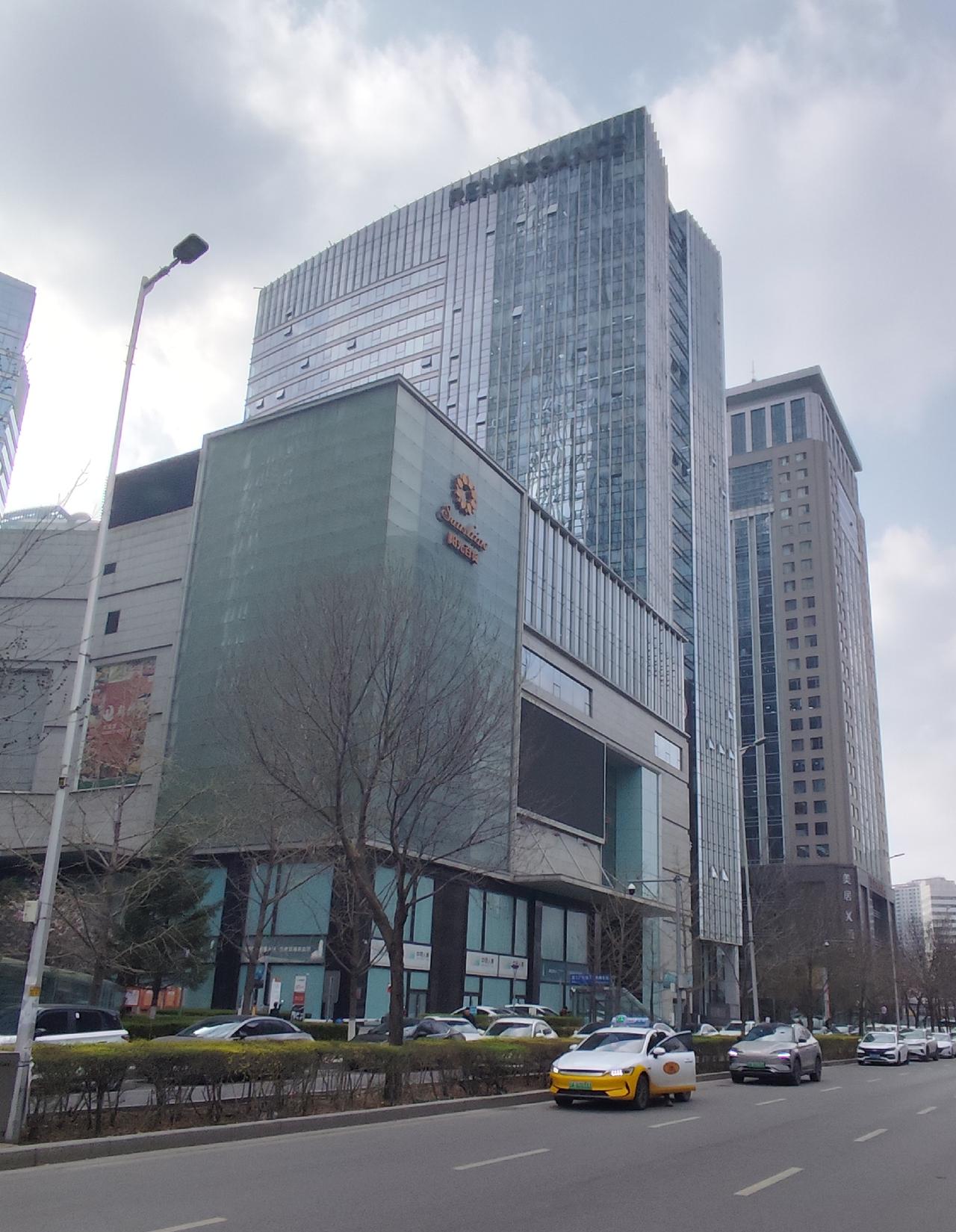 我认为大部分会。随着网络购物的发展和完善，会挤压实体店的生存空间，但不会全部取消