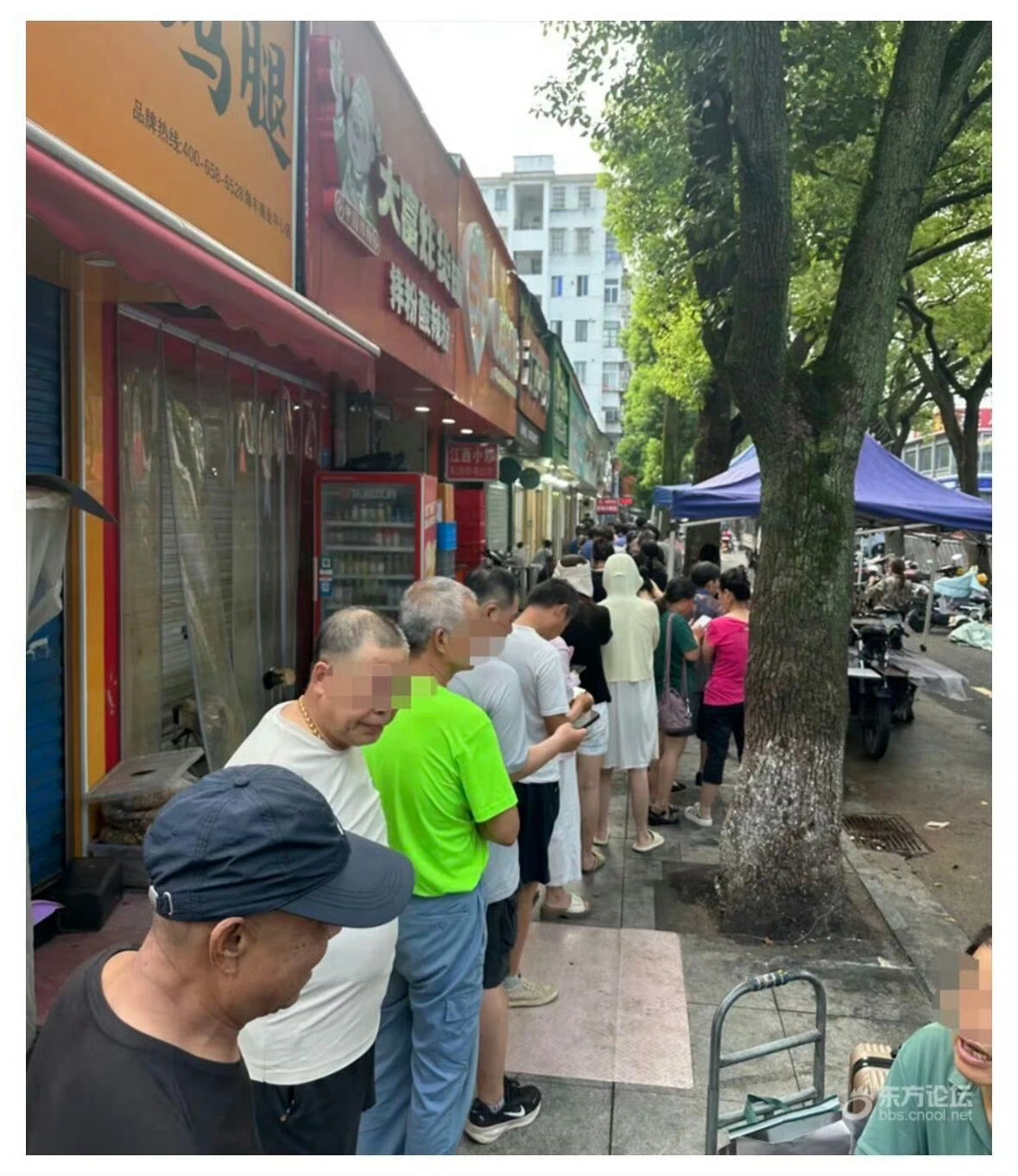 宁波人买梭子蟹有多拼凌晨就去排队 路林深夜爆满、镇海一店铺排长龙、开市客挤爆！宁