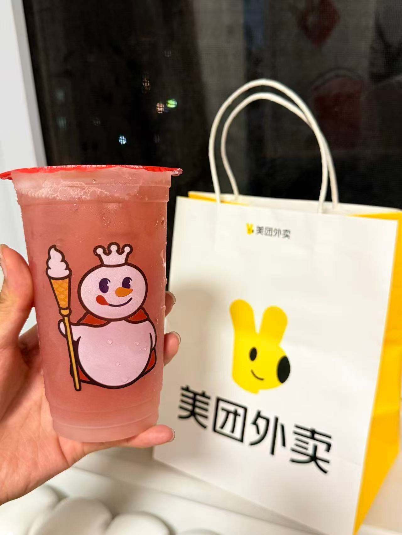 行动力本人上线😎秋天的第一杯奶茶绝不延后秋奶仪式，零点准时冲单，第一口秋日甜蜜