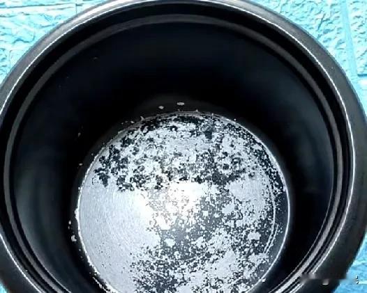 大家有没有用过这种电饭锅内胆？才用了一个月，电饭锅内胆涂层的就掉得一块一块的了，