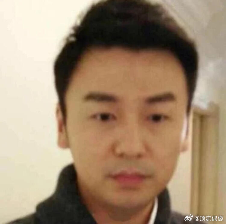 下雨都在等贺涵来接这场暴雨实在声势浩大，白海豚带来强降雨，秒回我的前半生贺涵送伞