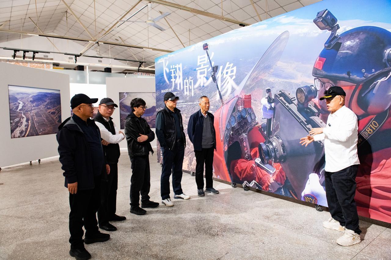 以独特的空中视角定格大地遗珍
诺敏·何航空摄影展
著名飞行摄影家诺敏·何的航空摄