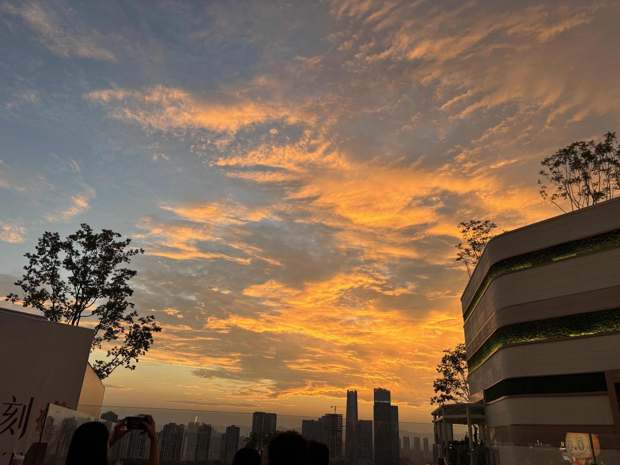 落日余晖
运气很好的一天
登上阶梯就看到了晚霞
不知怎么来形容这样的美景
只能留