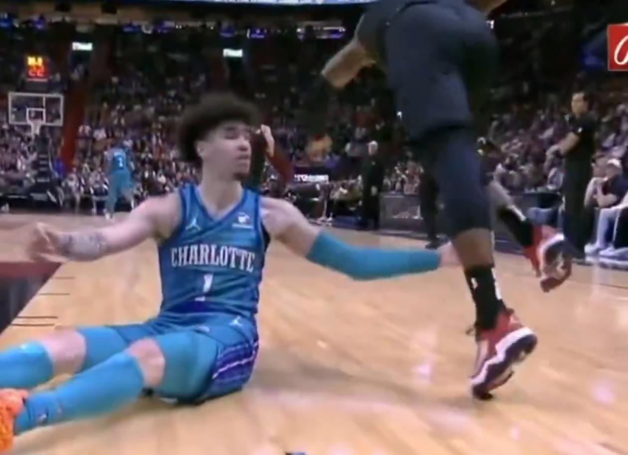 惯犯了，还说自己无意无意个xx呢nba