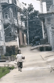 这段视频为什么会火遍全网？因为她触动到了太多人的内心深处那份最渴望的东西！ 