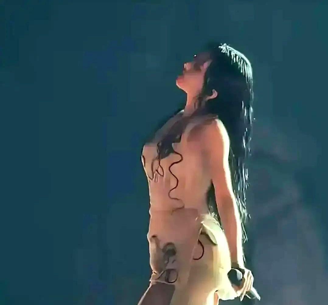 一条丁字裤，让马来西亚旅游业暴涨45%。
演唱会现场，38度高温，汗水浸湿了她的