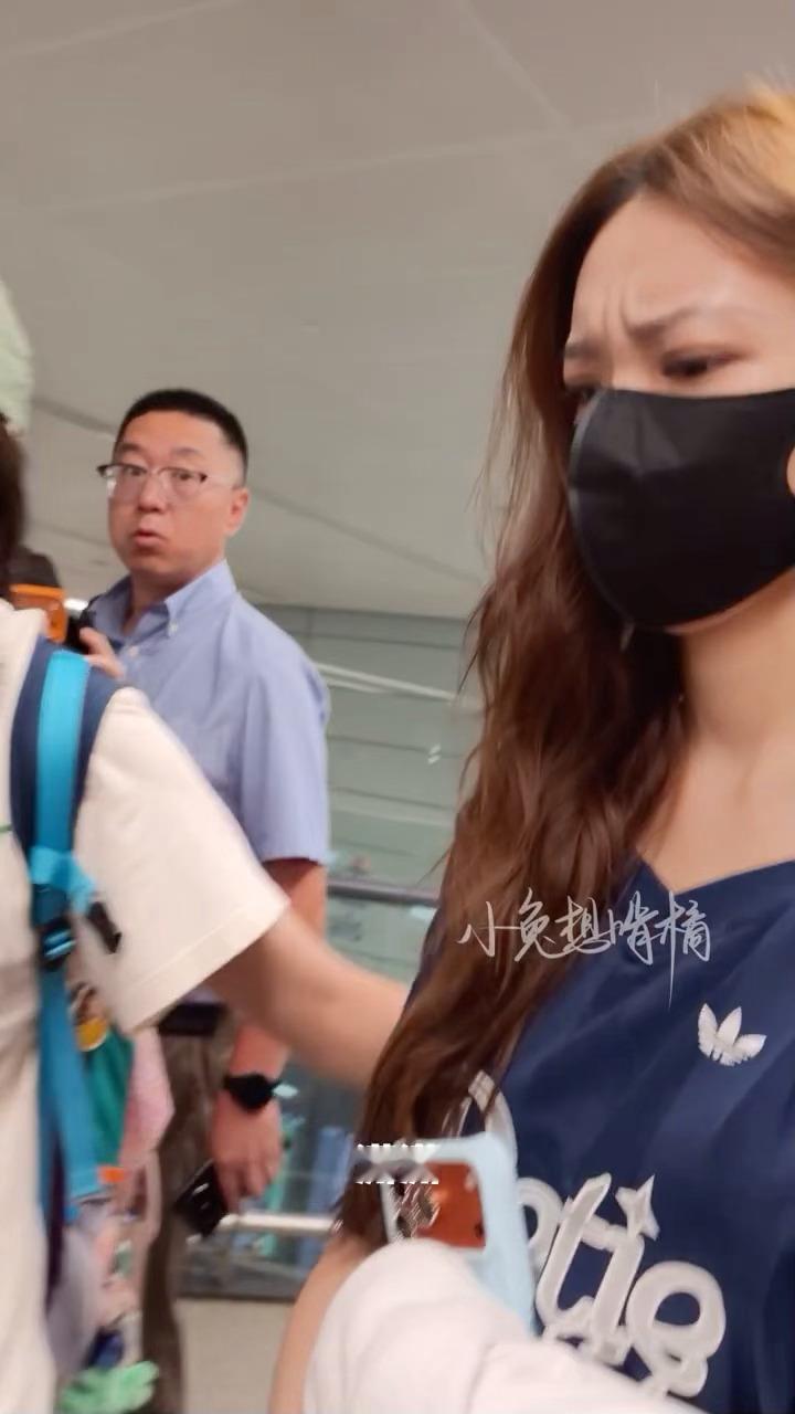 这个程潇看到dp撞了粉丝生气严肃皱眉头瞪dp，然后下一秒粉丝一喊就萌萌的笑去收信