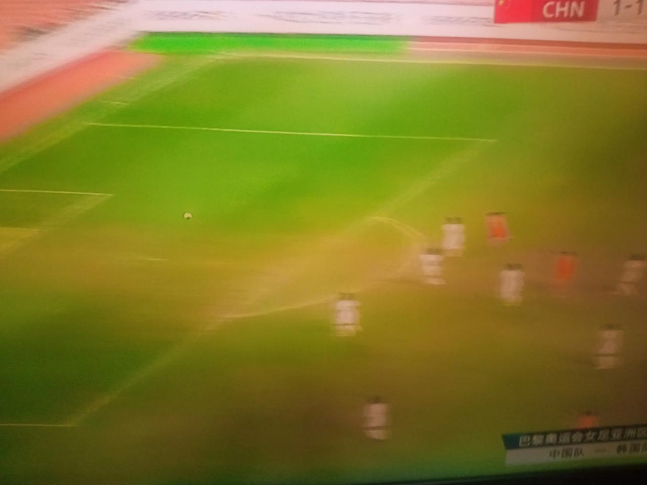 看了女足有一个疑问，为什么不把状态奇好，经验丰富的王珊珊早一点提到前锋位置上，这