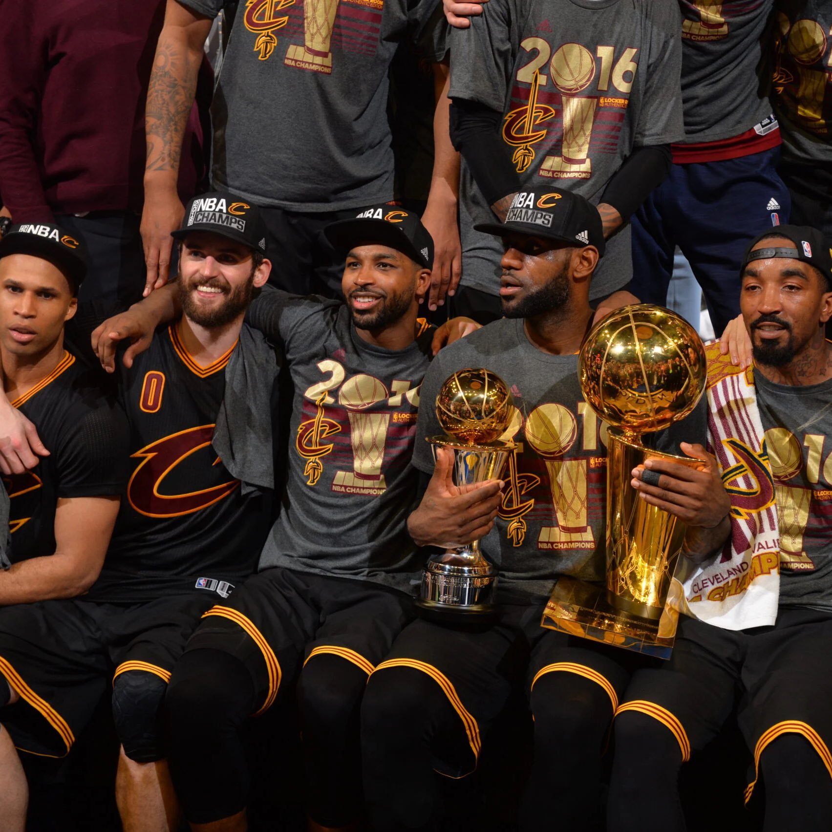 老詹透露2016年骑士夺冠群依然很活跃，他们准备来一个十年重聚。NBA