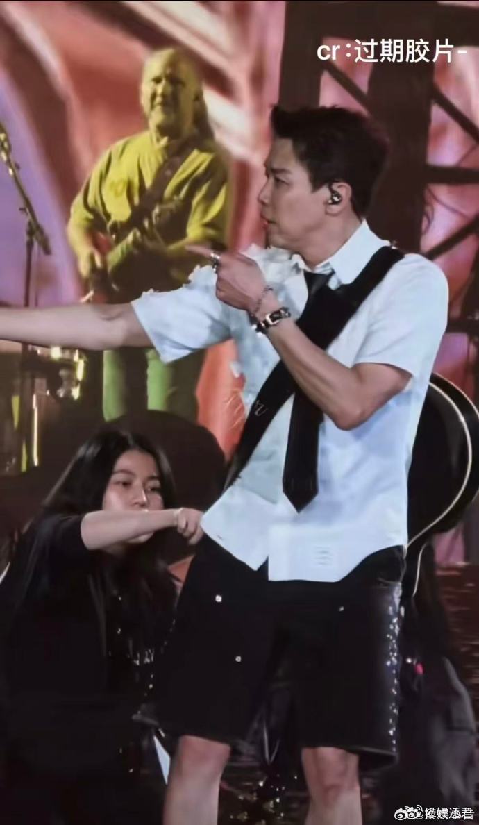 陶喆在舞台上玩跑男陶喆把压箱底的都拿出来了谁懂啊，又搞笑又好哭，前面笑他乱跑，后