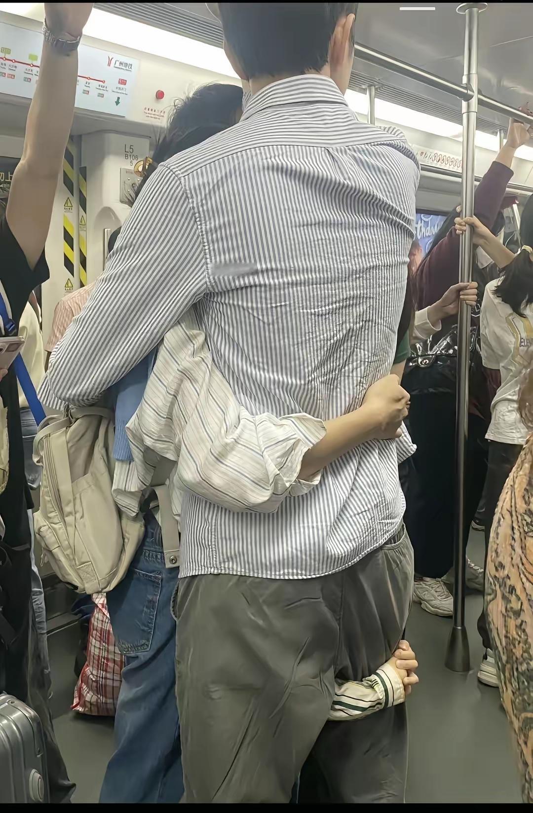 这张图片你能看出什么呢？一个男人的责任？一个丈夫的担当？一个父亲的庇护？这张图片