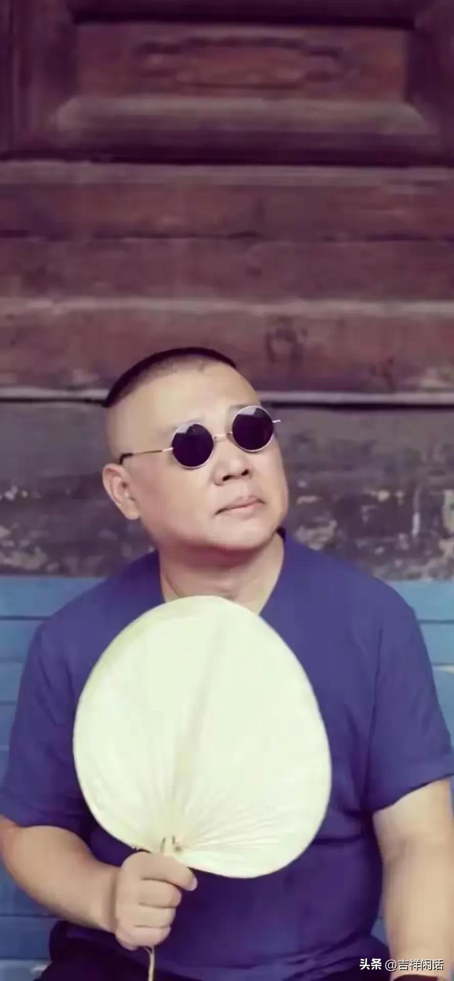 记得几年前有人说2024年德云社不垮掉，他就当众爬行。我们拭目以待。
郭德纲一路