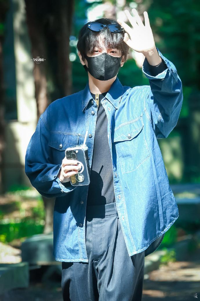 丁禹兮司宫令杀青此次饰演二皇子赵皑，双面人设张力拉满，表面闲散温和，内里隐忍藏谋