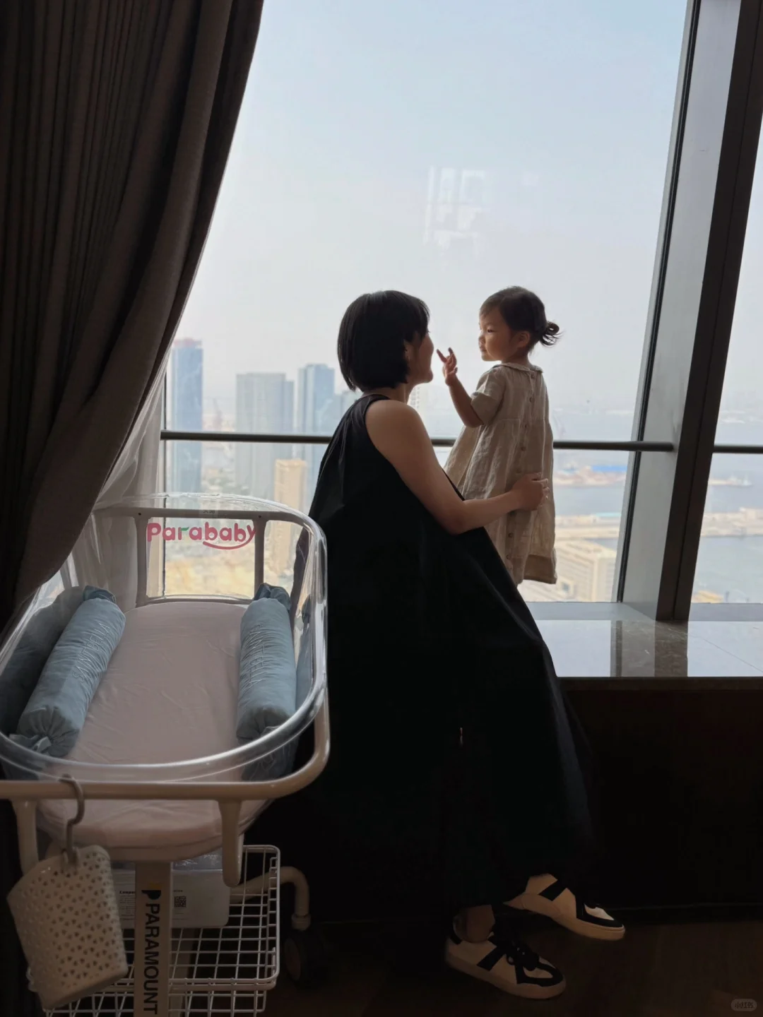 在这儿又回忆起了她那消失的婴儿感。