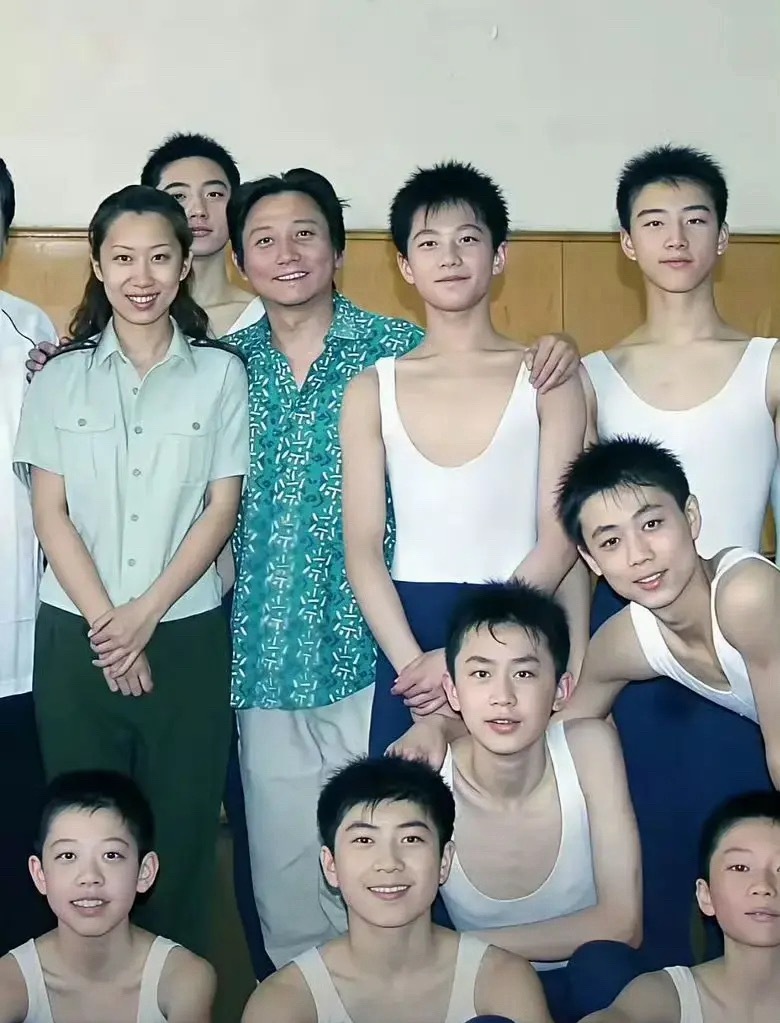 杨洋有个双胞胎哥哥吗？旁边的男生和他长得好像 