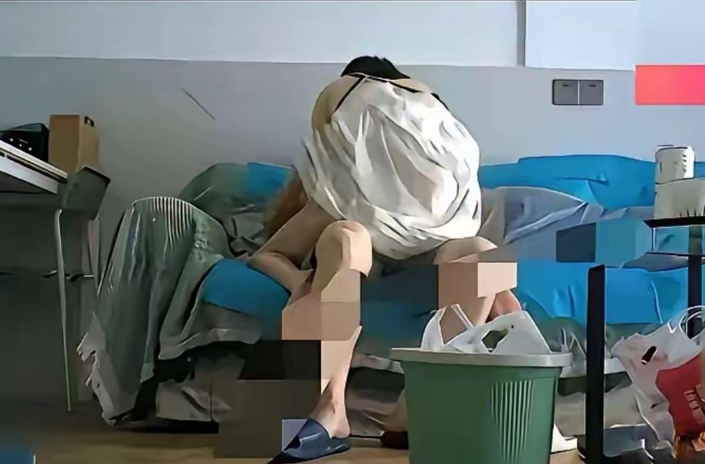 湖南人民医院这次出名了，副院长和眼科主任出轨了，看样子是在单位里发生的关系，被摄