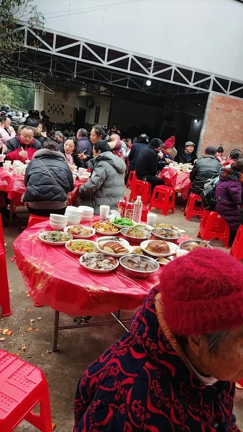 重庆合川一场杀猪宴爆火，全因农家姑娘呆呆。1月9日凌晨，她发视频求助，称11日自