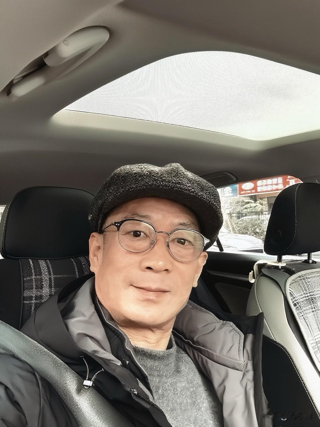 退休了，很知足，活着就有人给钱，还想啥？
不与别人攀比，钱不在乎多少，够花就行。