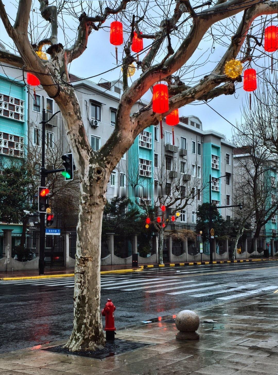 现在的居民还是离不开传统思维，
总觉得物业不敢走？
物业跑了，就去找居委，
总觉