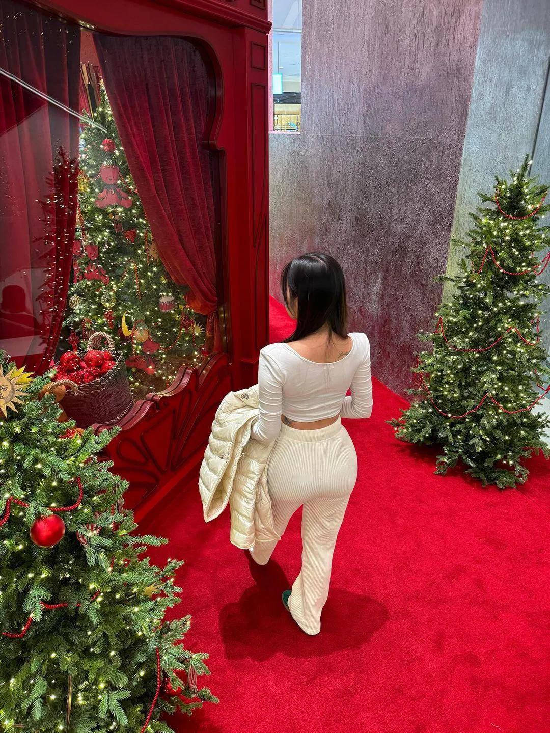 几回花下坐吹箫
#风情百媚# #欣赏佳人佳作# #美诗美图分享# #分享美图美诗