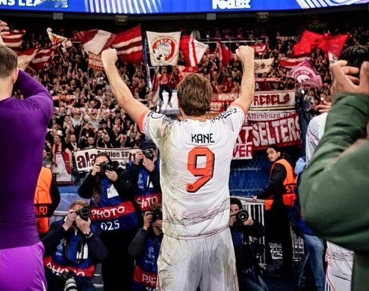 迪亚斯：你得给全队磕一个，但赛后全队得给你磕一个，就是那红牌太那啥了？？？
诺伊