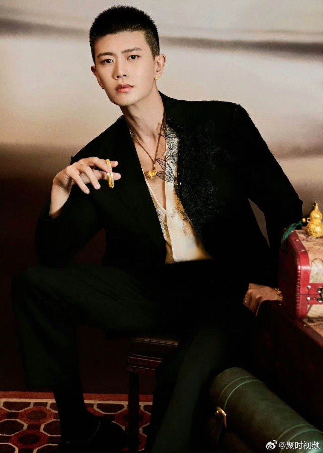 任嘉伦一秒入厦哇去！咱就是说这个厦门还在夏天吗！本来我们任嘉伦来的时候穿着厚卫衣