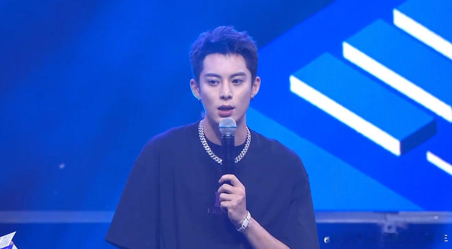 #王鹤棣夏日热血男高#王鹤棣今日在成都渴望就可能最强音盛典活动上的造型太帅了！蓝