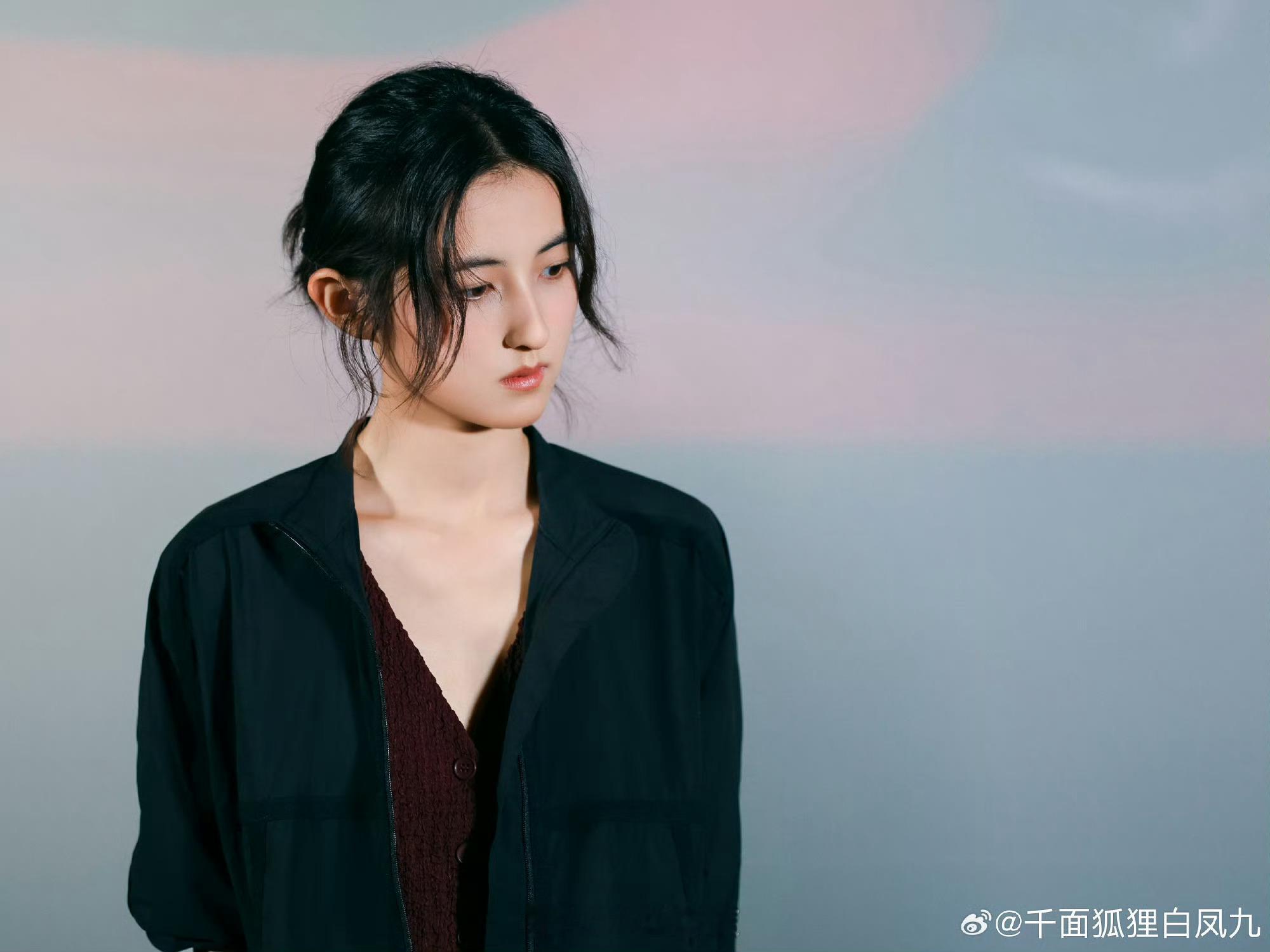 张子枫我只是想当一个演员张子枫用十年坚守诠释纯粹热爱。从童星到华表奖影后，她以"