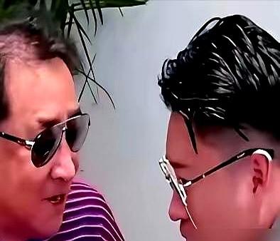 一张合影，镜头里姜昆眉头死死锁住，眼神直勾勾。

卢鑫新店开业，主动把C位让给前