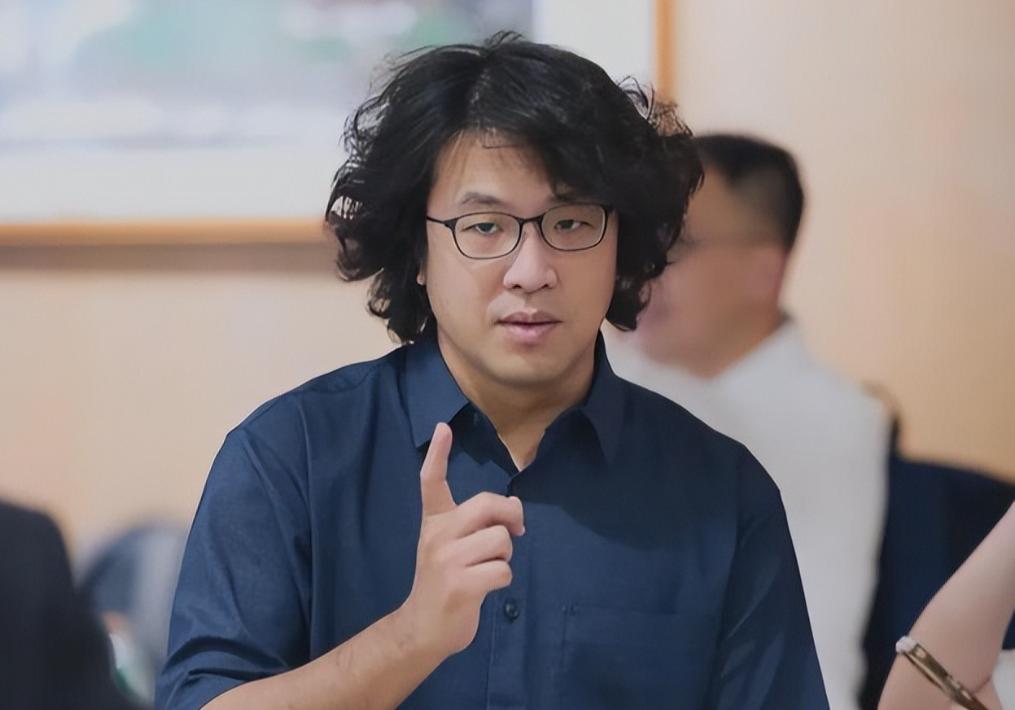 蒋：卢姐！帮个忙？
卢：啥忙？

蒋：我这台北选战有点吃紧，你来当我竞选总部主委