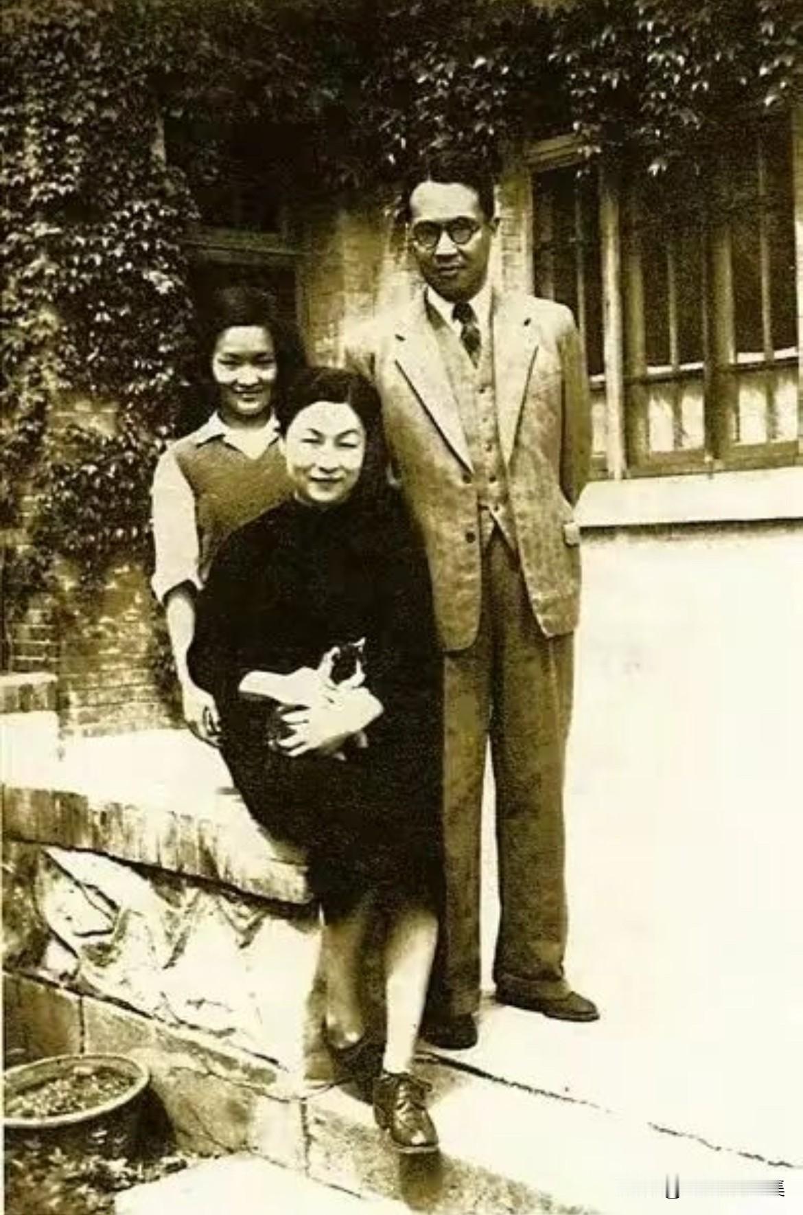 上世纪五十年代，钱锺书、杨绛、钱瑗一家三口与爱猫“花花儿”温馨生活的珍贵家庭影像