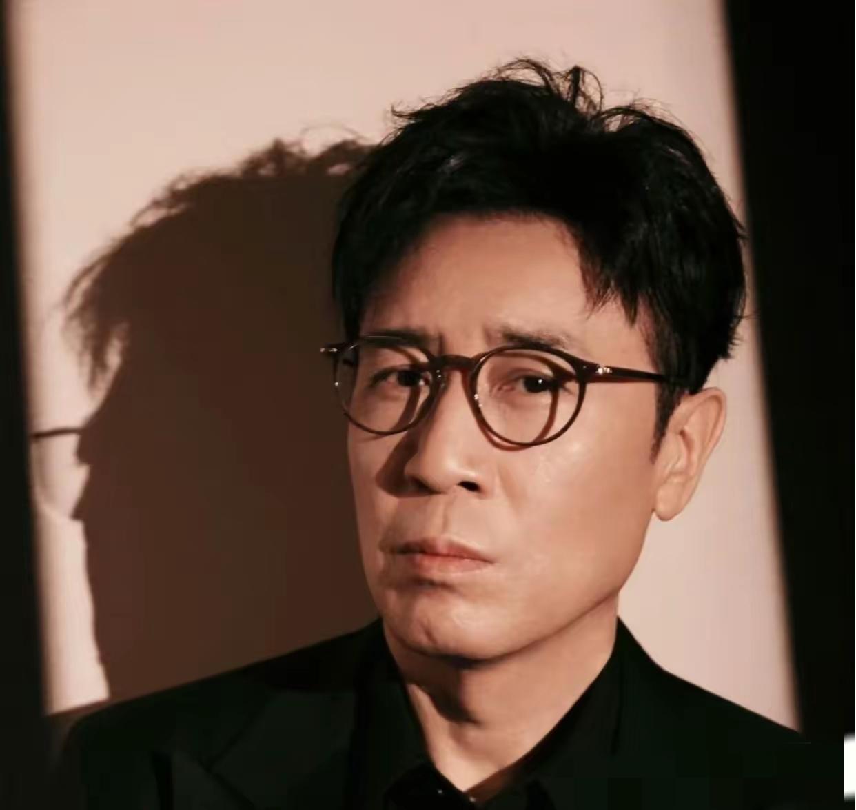 有件事情。
我实在想不明白。
昨晚的央视中秋晚会我从头看到尾，歌曲听了一整晚，于
