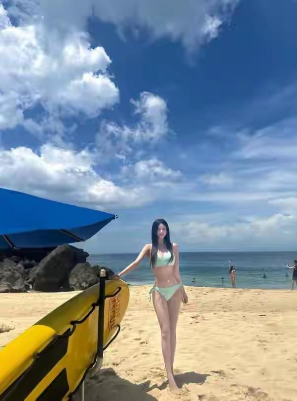 夏日沙滩冲浪，阳光、海浪和沙滩，尽享美好时光！🌞🏖️🌊