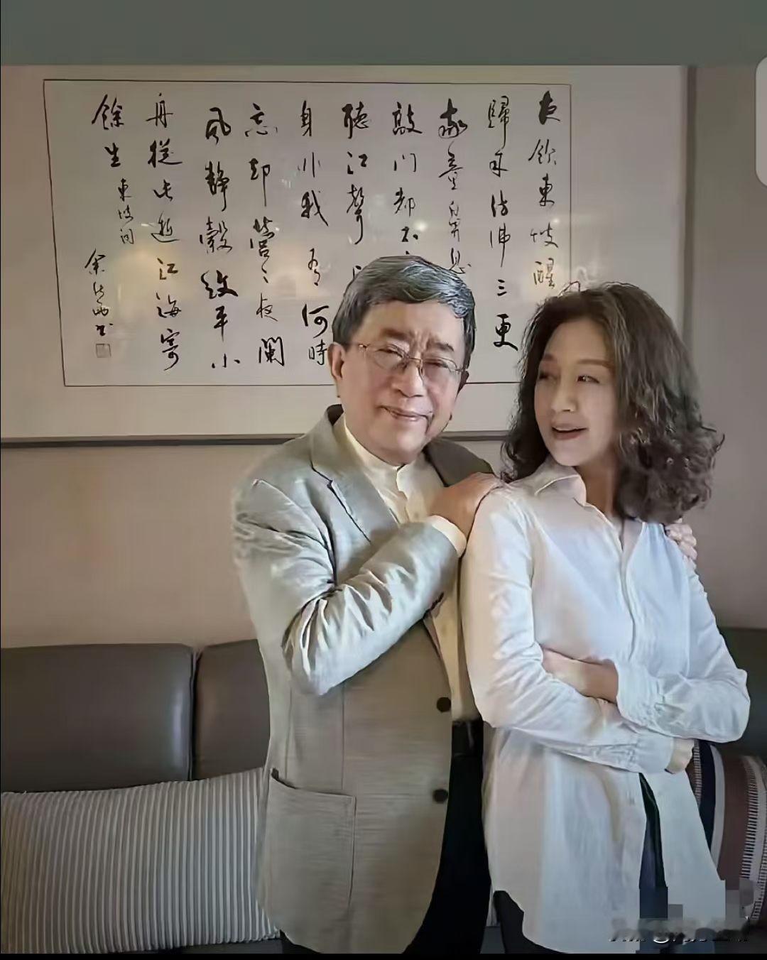 其实文人往那一站，就知道是不是大师了？​比如余秋雨，他这个派头像大师吗？你去看看