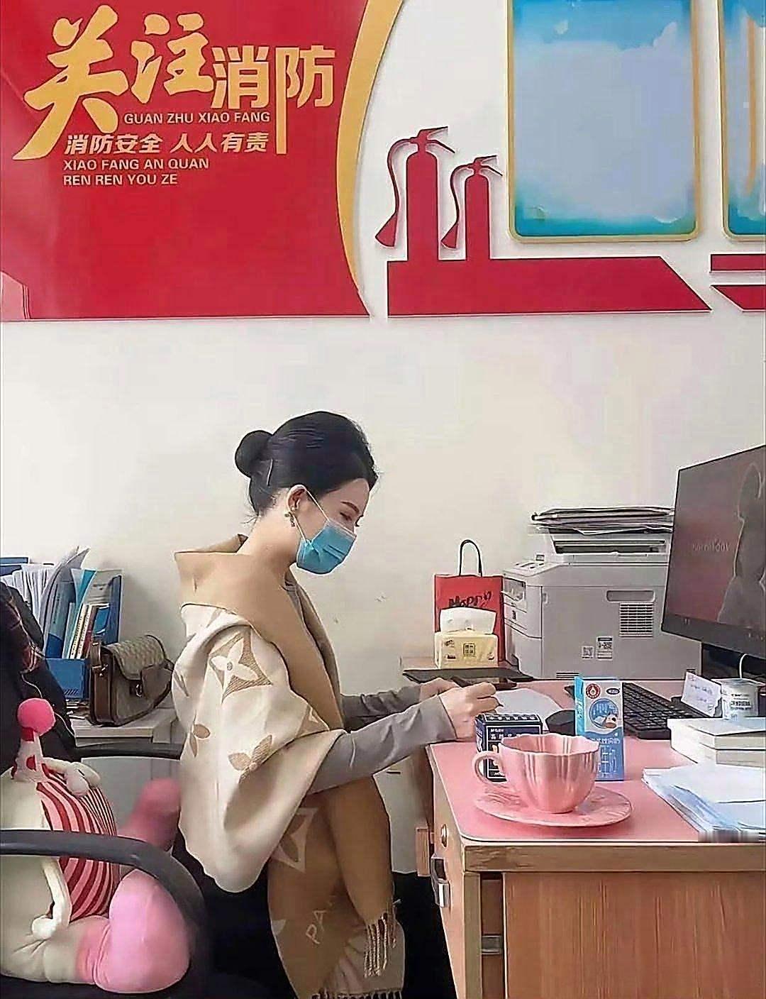 大家有没有发现，但凡在政府部门工作的女士，给人的感觉都颇为高冷。在和大众打交道时