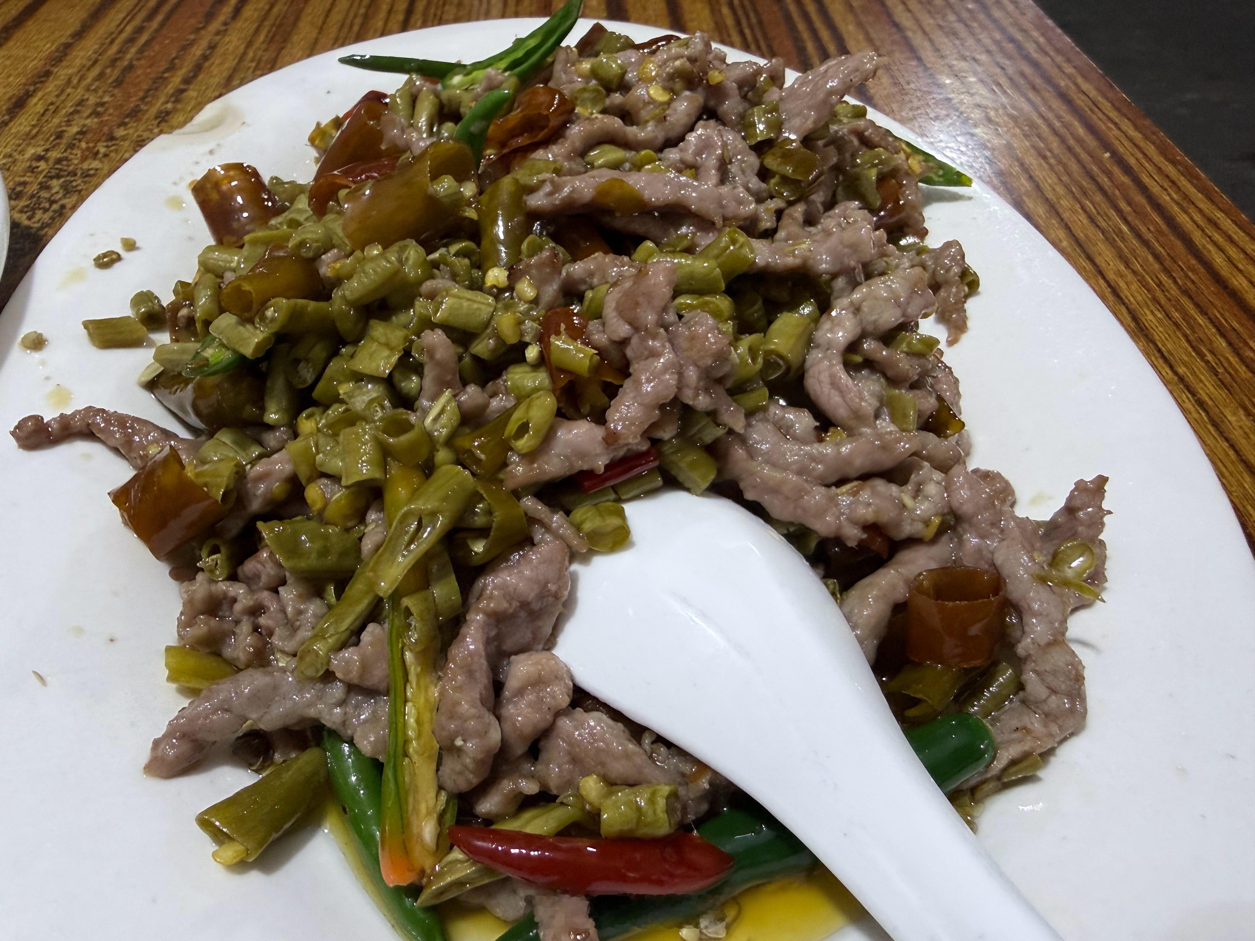 助理小姐姐找的苍蝇馆子，点了凉拌折耳根，泡豇豆牛肉丝，肝腰合炒，豌豆尖鸡蛋汤……