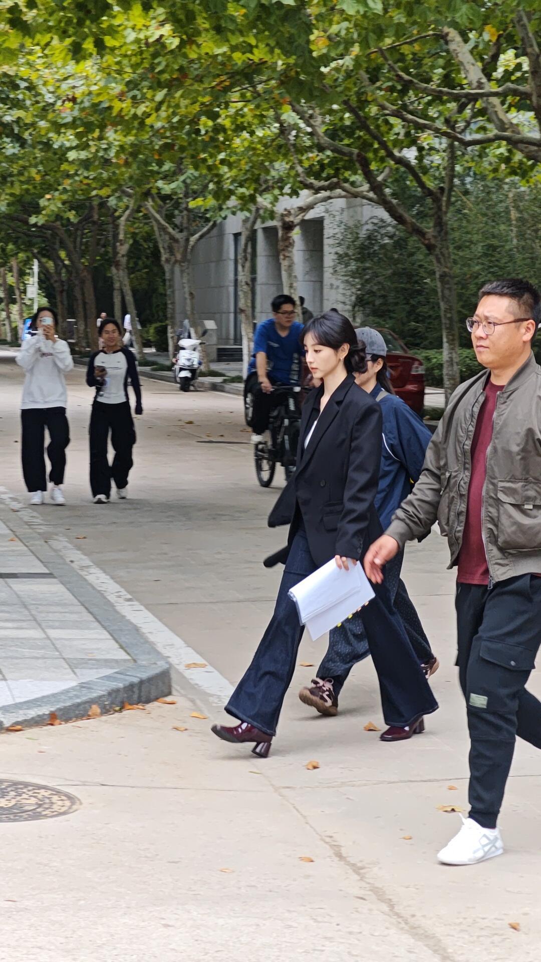 田曦薇又来石大拍戏了！本人超白超瘦脸超小比例超好超漂亮 ​​​