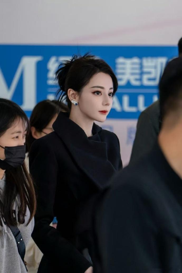 迪丽热巴黑高定抓发look，迪丽热巴出场即惊艳，谁懂这个热巴手拿黑伞出场的瞬间就