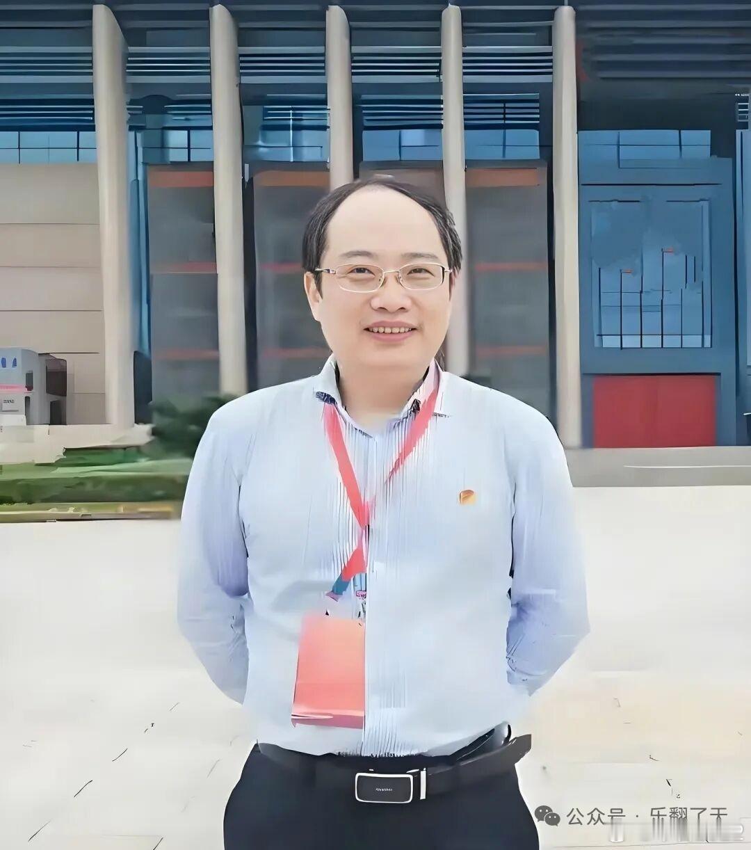 “艺高人胆大”仅有高中学历的郭伟，伪造了一套堪称“顶配”的履历。他谎称1994年